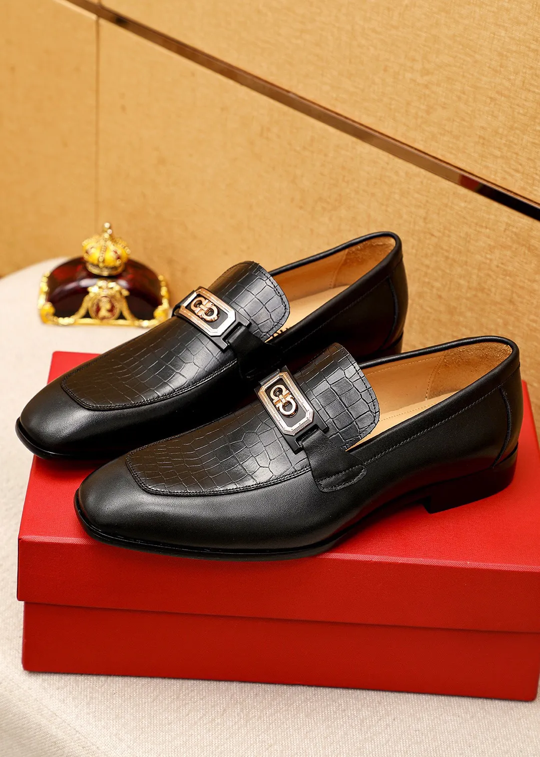 Men's shoes 💰442 💐 Product trademark: Ferragamo "Ferragamo" casual leather shoes Regular size: 38-44 (45.46🉑️customized) Product materials: Selected imported first-layer calfskin embossed upper + original hardware buckle, imported water-dyed cow leather lining. Strong three-dimensional visual effect, combined outsole Color: 1⃣️color optional